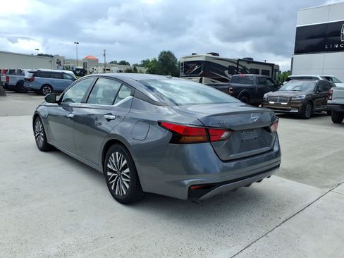 Used 2024 Nissan Altima 2.5 SV FWD image 3