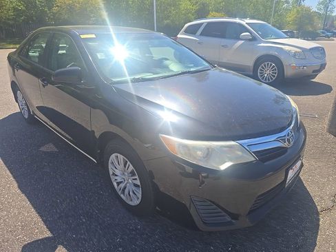 Used 2014 Toyota Camry LE image 3