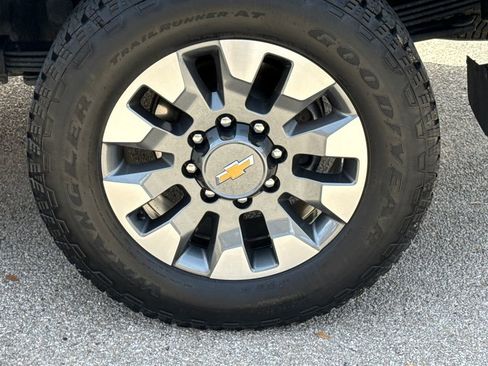 Used 2025 Chevrolet Silverado 2500 Custom w/ Custom Value Package AWD/4WD image 9