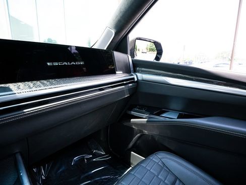 Used 2025 Cadillac Escalade ESV V AWD/4WD image 45