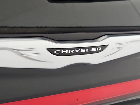 Used 2023 Chrysler Pacifica Touring-L FWD image 11