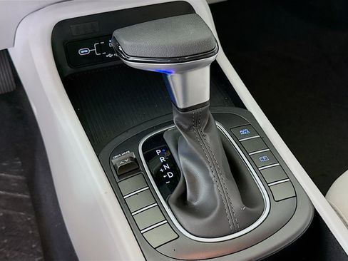 Used 2024 Hyundai Kona SE image 19