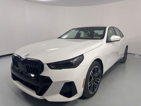 New 2026 BMW 530i xDrive w/ M Sport Package AWD/4WD image 3