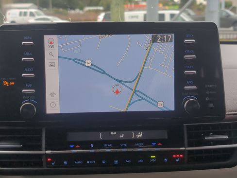 Certified 2024 Toyota Sienna Platinum image 24