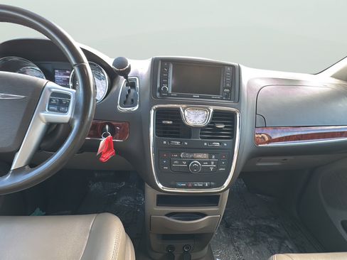 Used 2012 Chrysler Town & Country Touring w/ Entertainment Group #1 FWD image 15