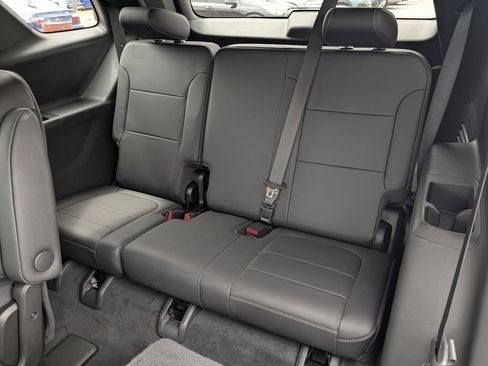 Used 2023 Chevrolet Traverse LT FWD image 17