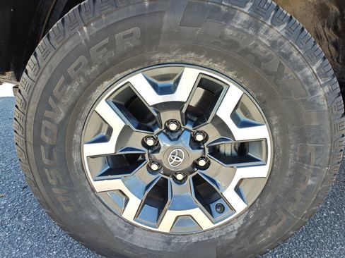 Used 2021 Toyota Tacoma TRD Off-Road w/ Technology Package AWD/4WD image 11