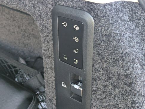 Used 2025 Land Rover Range Rover SV image 14