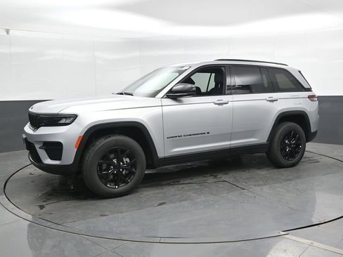 Used 2025 Jeep Grand Cherokee Altitude AWD/4WD image 9