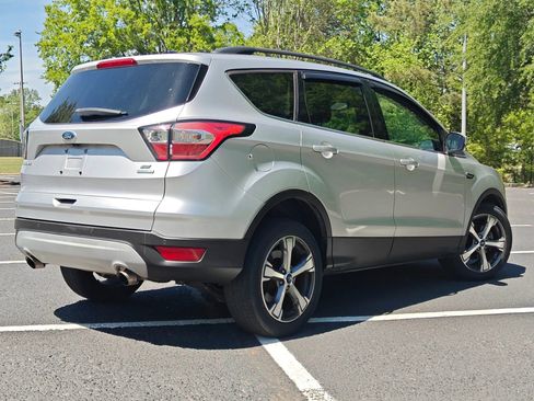 Used 2017 Ford Escape SE w/ Equipment Group 201A FWD image 4