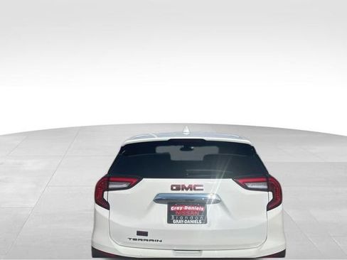 Used 2024 GMC Terrain SLE image 3