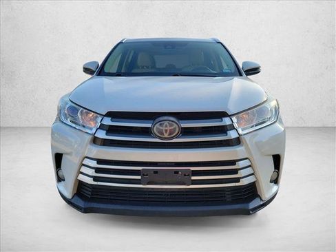 Used 2017 Toyota Highlander XLE FWD image 2