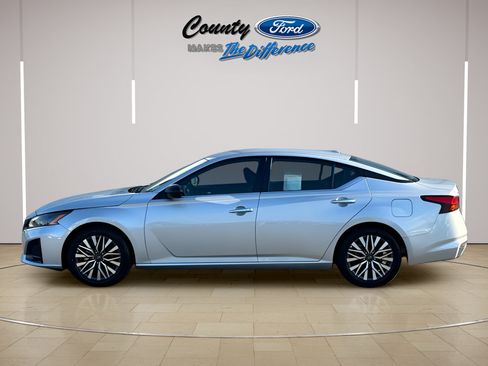 Used 2024 Nissan Altima 2.5 SV FWD image 3
