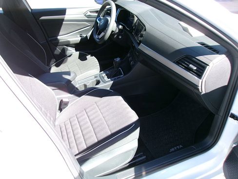 Used 2023 Volkswagen Jetta Sport image 9