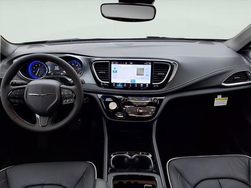 New 2026 Chrysler Pacifica Limited image 10