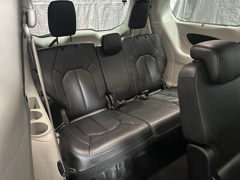 Used 2017 Chrysler Pacifica Touring-L image 9