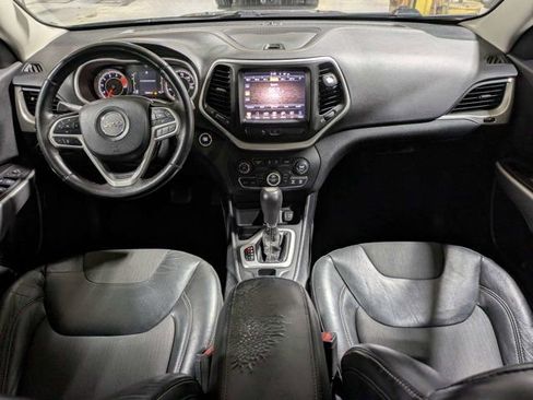 Used 2018 Jeep Cherokee Latitude Plus w/ Comfort/Convenience Group FWD image 16