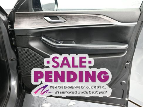 Used 2023 Jeep Grand Cherokee Limited image 7