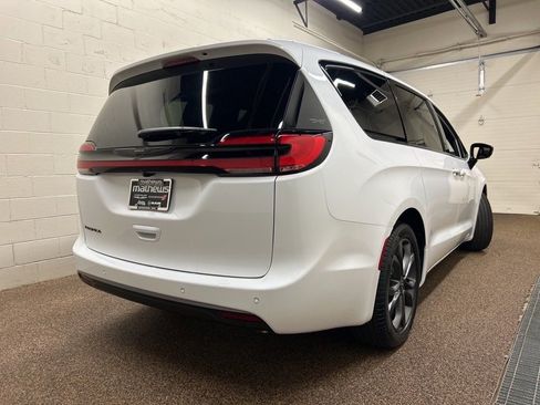 New 2026 Chrysler Pacifica Select FWD image 2