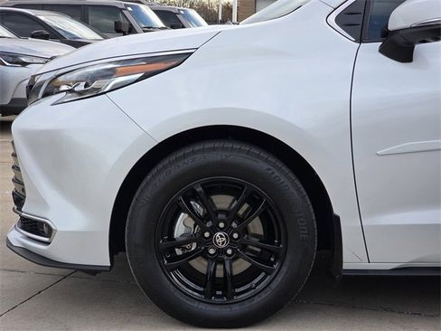 Certified 2025 Toyota Sienna Platinum image 5
