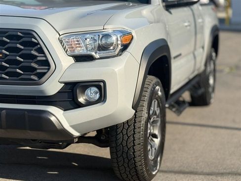 Used 2021 Toyota Tacoma TRD Off-Road w/ Technology Package AWD/4WD image 12