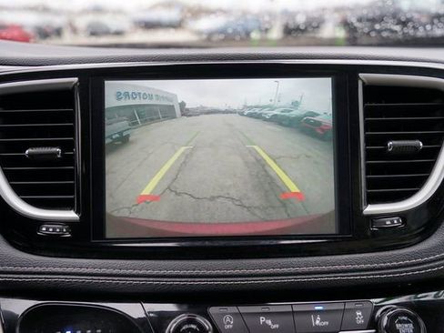 Used 2021 Chrysler Pacifica Touring-L image 14