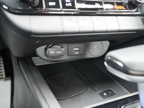 Used 2025 Hyundai Elantra SEL image 33