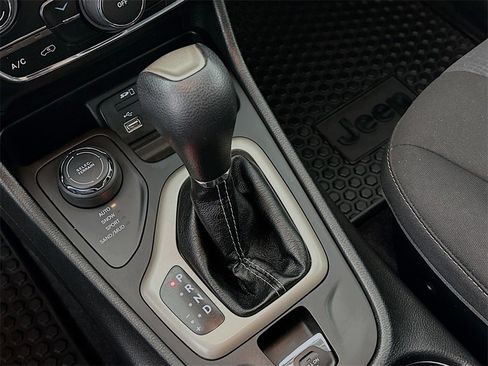 Used 2017 Jeep Cherokee Latitude w/ Cold Weather Group image 19