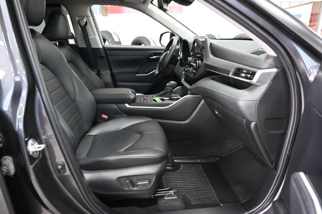 Used 2023 Toyota Highlander XLE AWD/4WD image 10