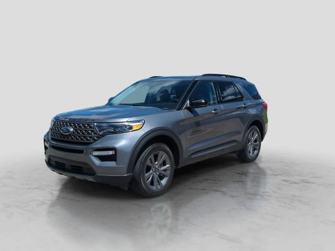 Used 2023 Ford Explorer XLT w/ Equipment Group 202A AWD/4WD image 4