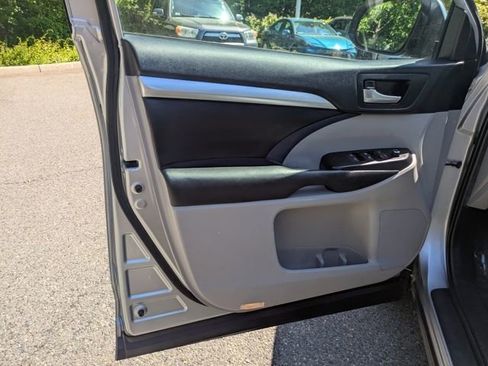 Used 2019 Toyota Highlander XLE AWD/4WD image 20