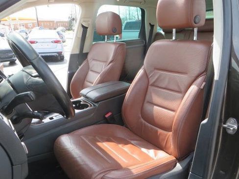 Used 2016 Volkswagen Touareg Sport image 18