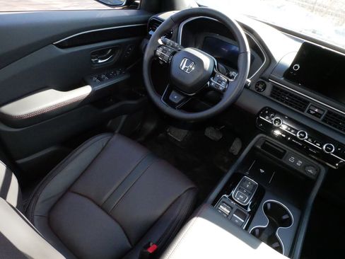 Certified 2025 Honda Pilot Black Edition image 9