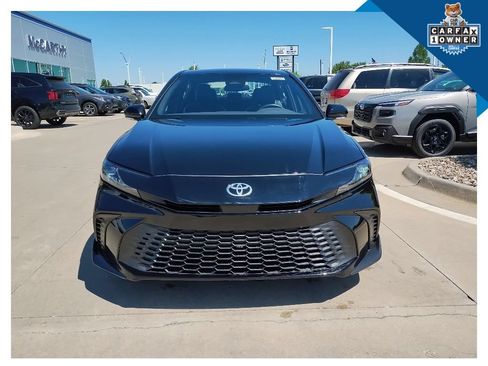 Used 2025 Toyota Camry SE FWD image 3