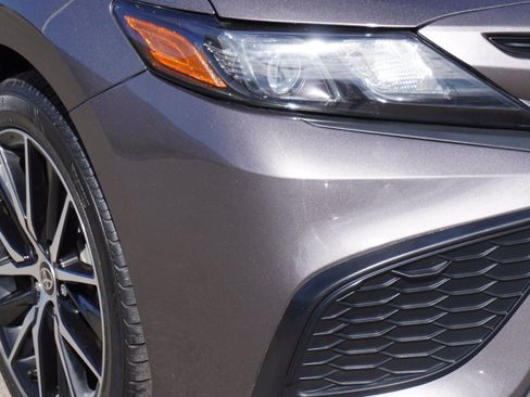 Used 2021 Toyota Camry SE FWD image 3