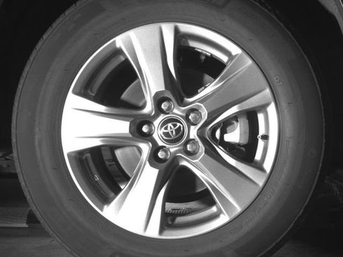 Used 2025 Toyota RAV4 XLE AWD/4WD image 11