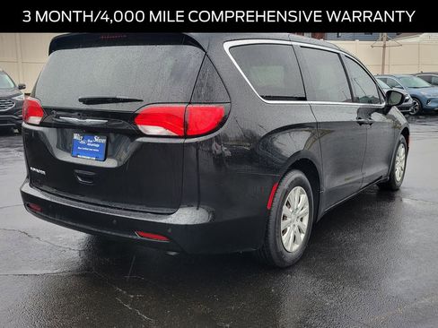 Used 2021 Chrysler Voyager L image 3