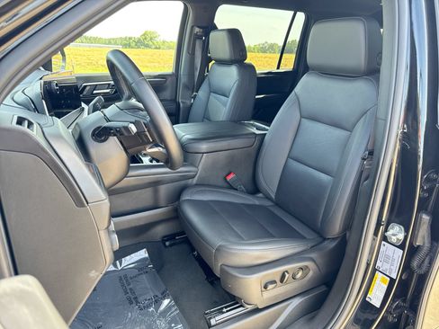 Used 2025 Chevrolet Suburban Z71 AWD/4WD image 11