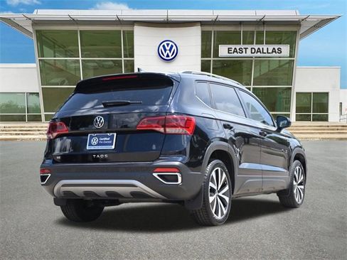 Certified 2024 Volkswagen Taos SE image 3