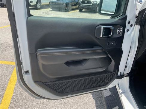 Used 2025 Jeep Wrangler Unlimited Sahara AWD/4WD image 18