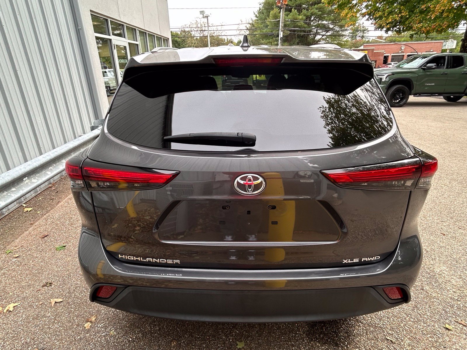 Used 2023 Toyota Highlander XLE AWD/4WD image 6