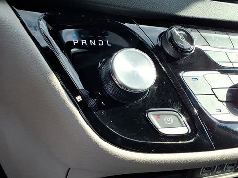 Used 2024 Chrysler Pacifica Touring-L image 15