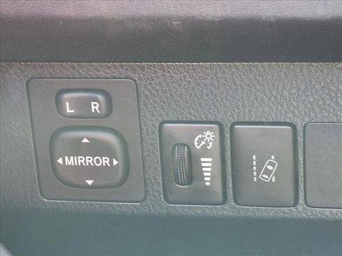 Used 2018 Toyota RAV4 LE FWD image 11