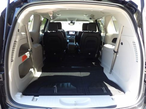 Used 2024 Chrysler Pacifica Touring-L FWD image 7