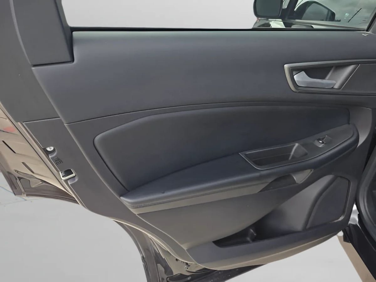 Used 2020 Ford Edge SE FWD image 27