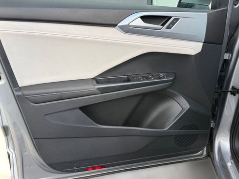 Used 2025 Volkswagen Taos SE image 19