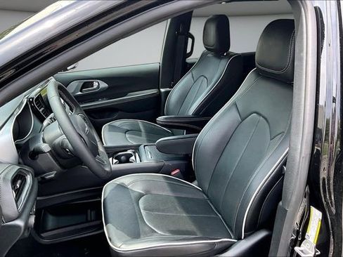 Used 2026 Chrysler Pacifica Limited FWD image 21