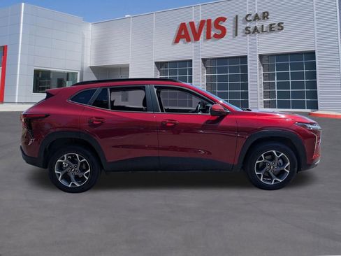 Used 2025 Chevrolet Trax LT w/ LT Convenience Package FWD image 5