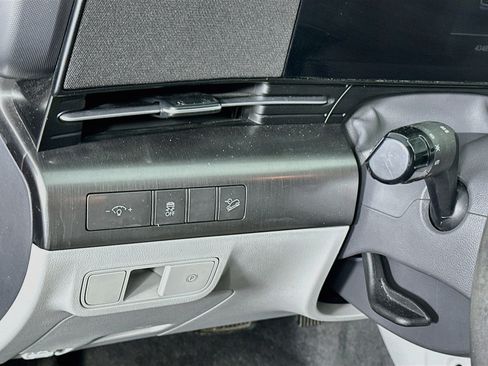 Used 2025 Hyundai Kona SEL FWD image 17