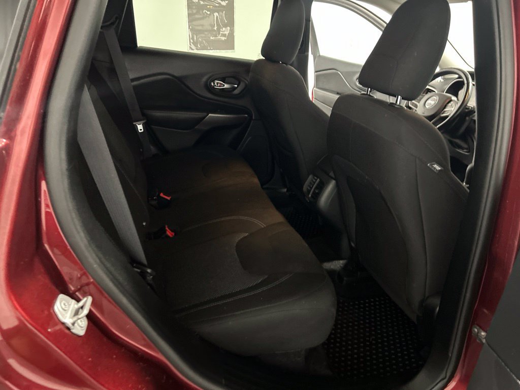 Used 2019 Jeep Cherokee Latitude w/ Cold Weather Group FWD image 14